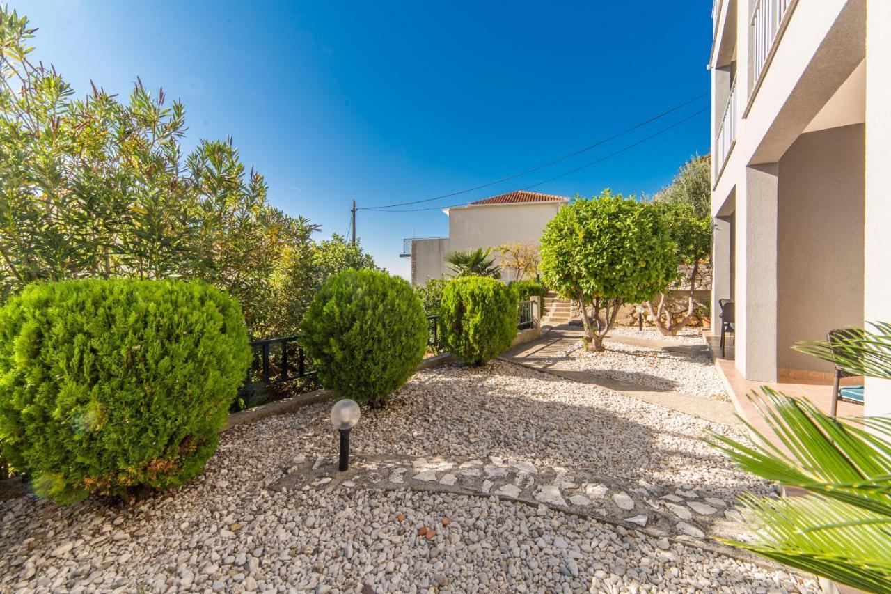 Apartments By The Sea Brist, Makarska - 11078 Dış mekan fotoğraf