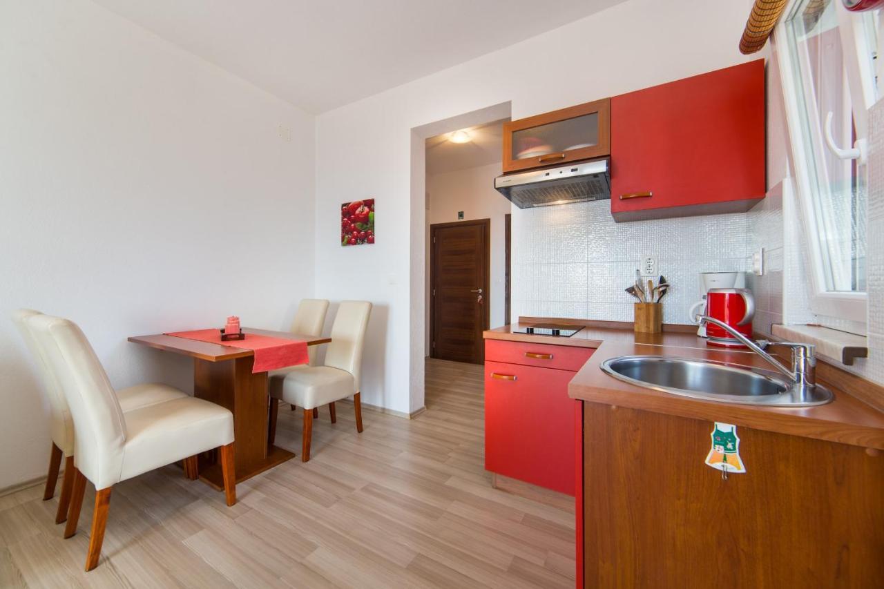 Apartments By The Sea Brist, Makarska - 11078 Dış mekan fotoğraf